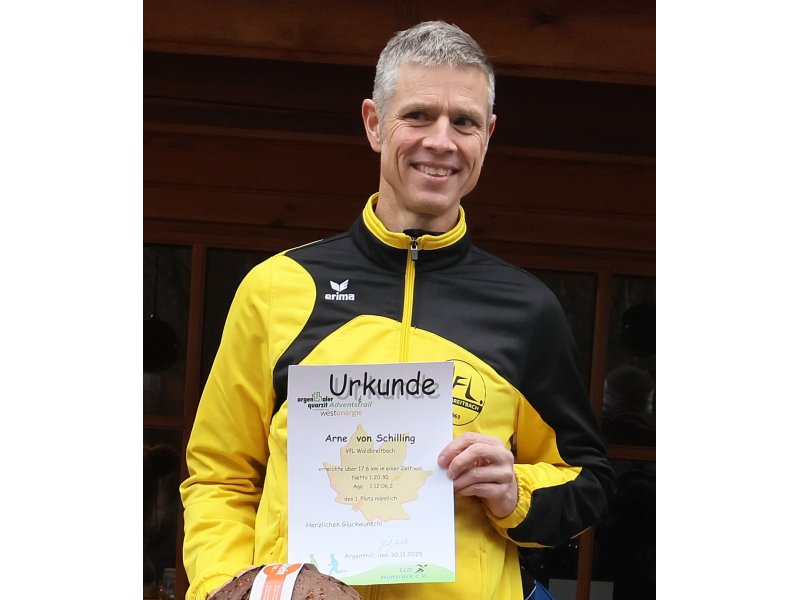 2025-11-30_argenthal_adventstrail_arne_von_schilling_siegerehrung_arne_foto_holger_teusch_x.jpg